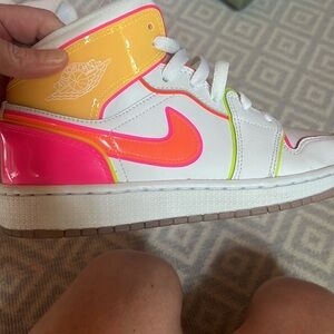 Air Jordan 1 mid edge glow GS excellent condition 5.5 Y